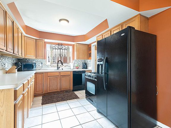 5th image of 32235 Barton St