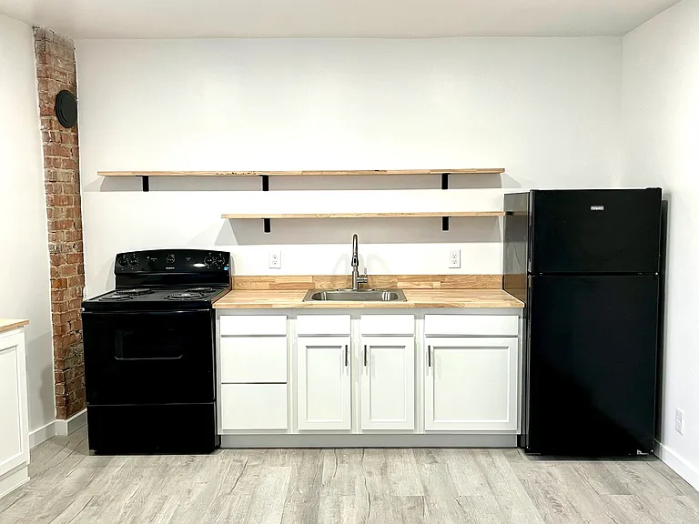 2131 Williams Ave #6 — Photo 3