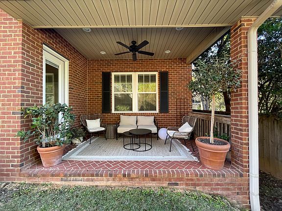 Private porch (unit is unfurnished)
