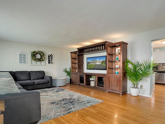 3rd image of 5726 Heaton Ct