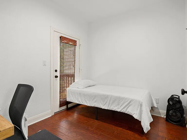 1402 Parker Ln #4 — Photo 25