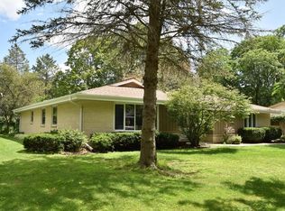 W58N970 Essex Dr, Cedarburg, WI 53012