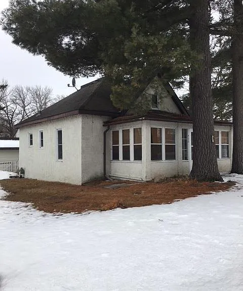 718 Iowa Ave N — Photo 1