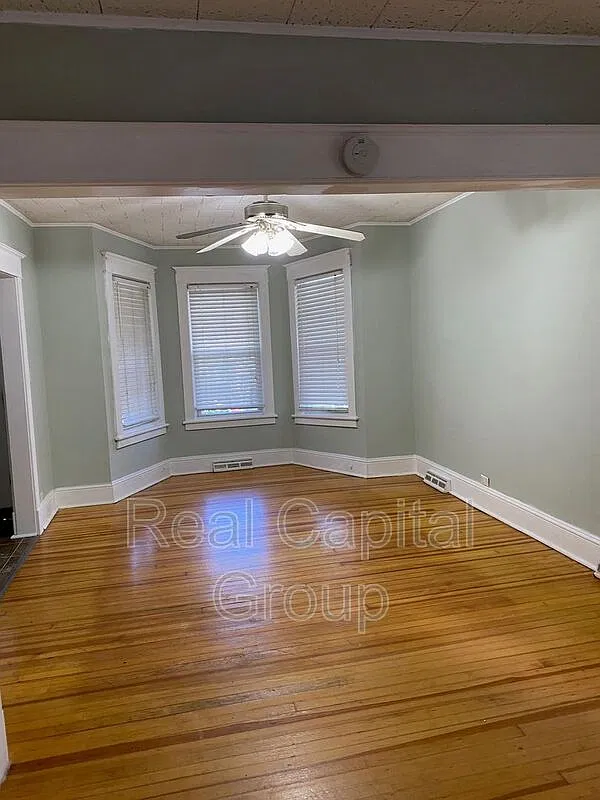 3 bed, 1.0 bath, 1100 sqft, $1,695 — Photo 2