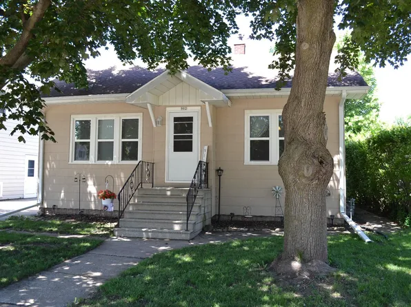 902 W 4th Ave, Oshkosh, WI 54902