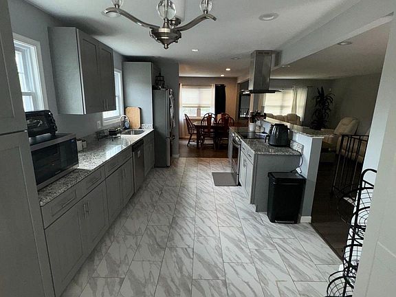 4th image of 2102 Maleady Dr