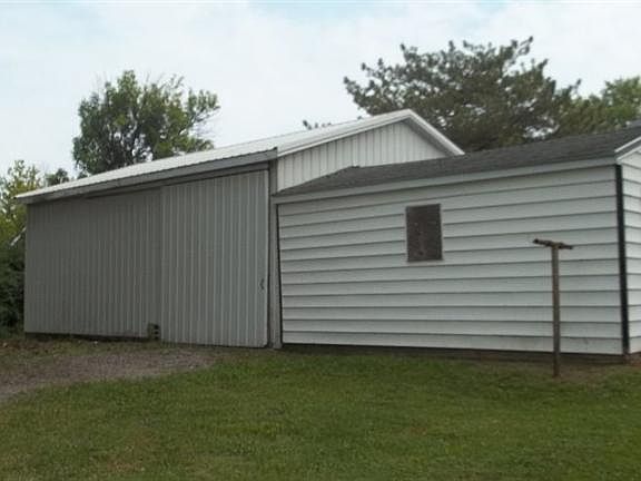 2nd image of 851 Louis St
