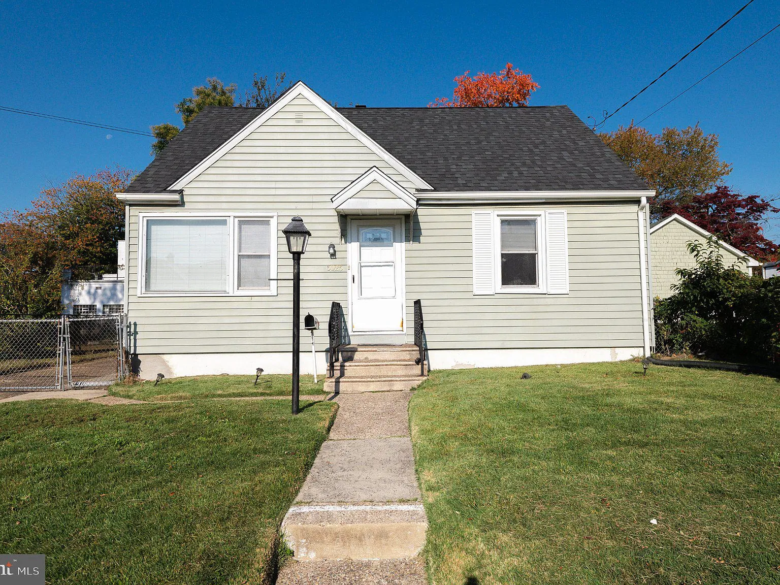3 bed, 1.0 bath, 1163 sqft, $2,500 — Photo 1
