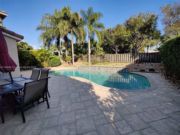 4th image of 4842 Victoria Cir