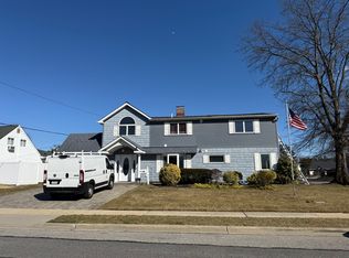 65 Boxwood Ln #1, Hicksville, NY 11801
