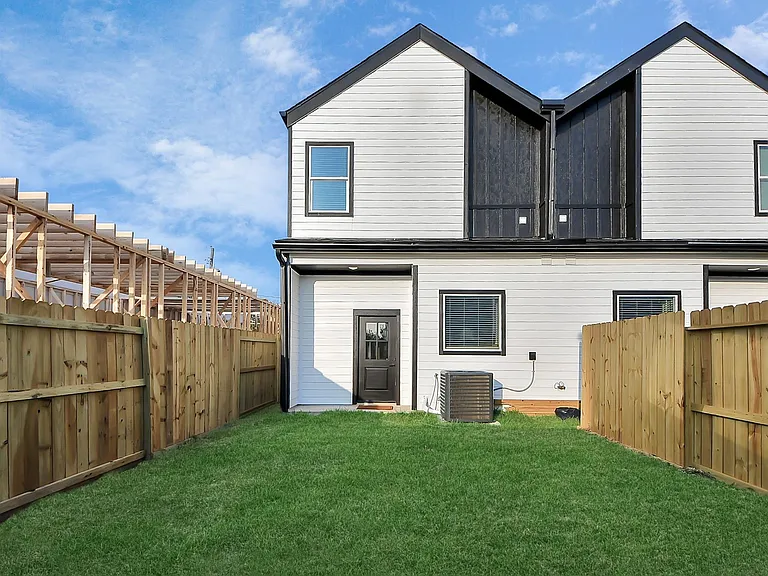 8533 Amadwe St #B — Photo 35