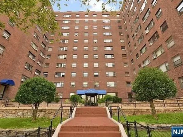 6515 Boulevard E, West New York, NJ 07093