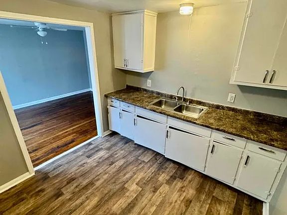3rd image of 4265 Woodlawn Ave Unit A
