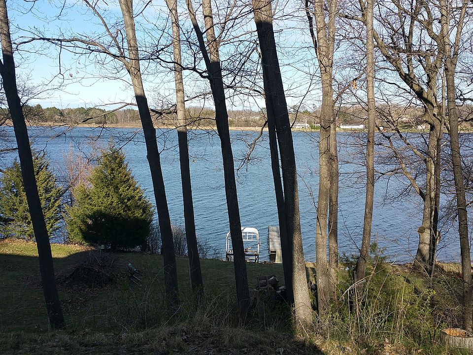 Live on the Lake... steps from the shores of North Lindstrom