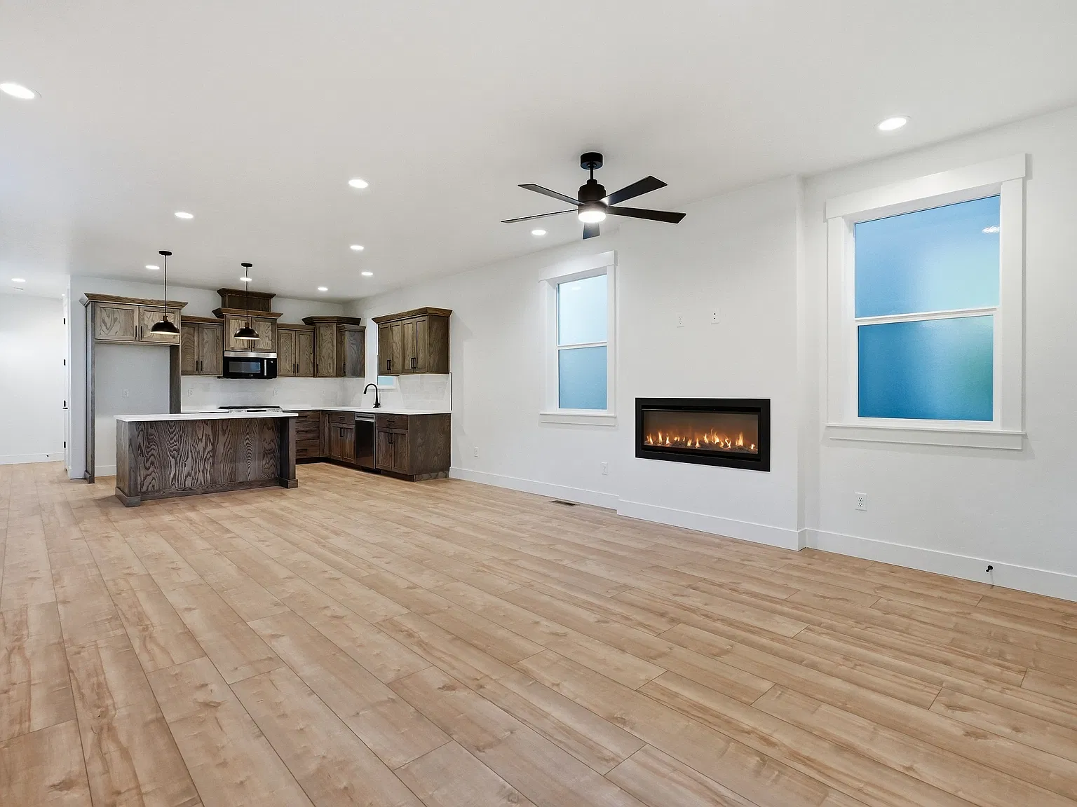 4 bed, 4.5 bath, 1945 sqft, $3,500 — Photo 2