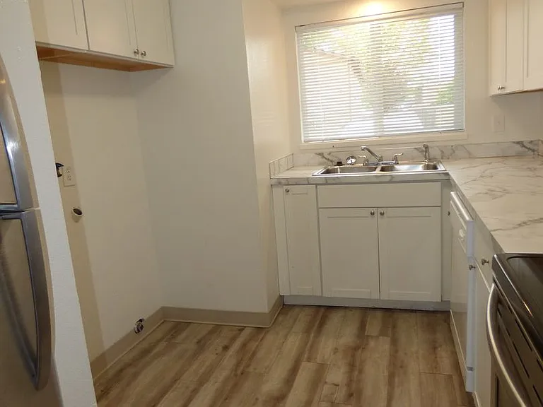 4116 Lancaster Dr NE — Photo 4