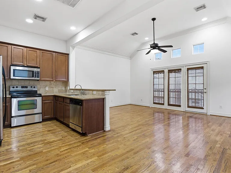 1303 Sherwood Point Ln — Photo 7