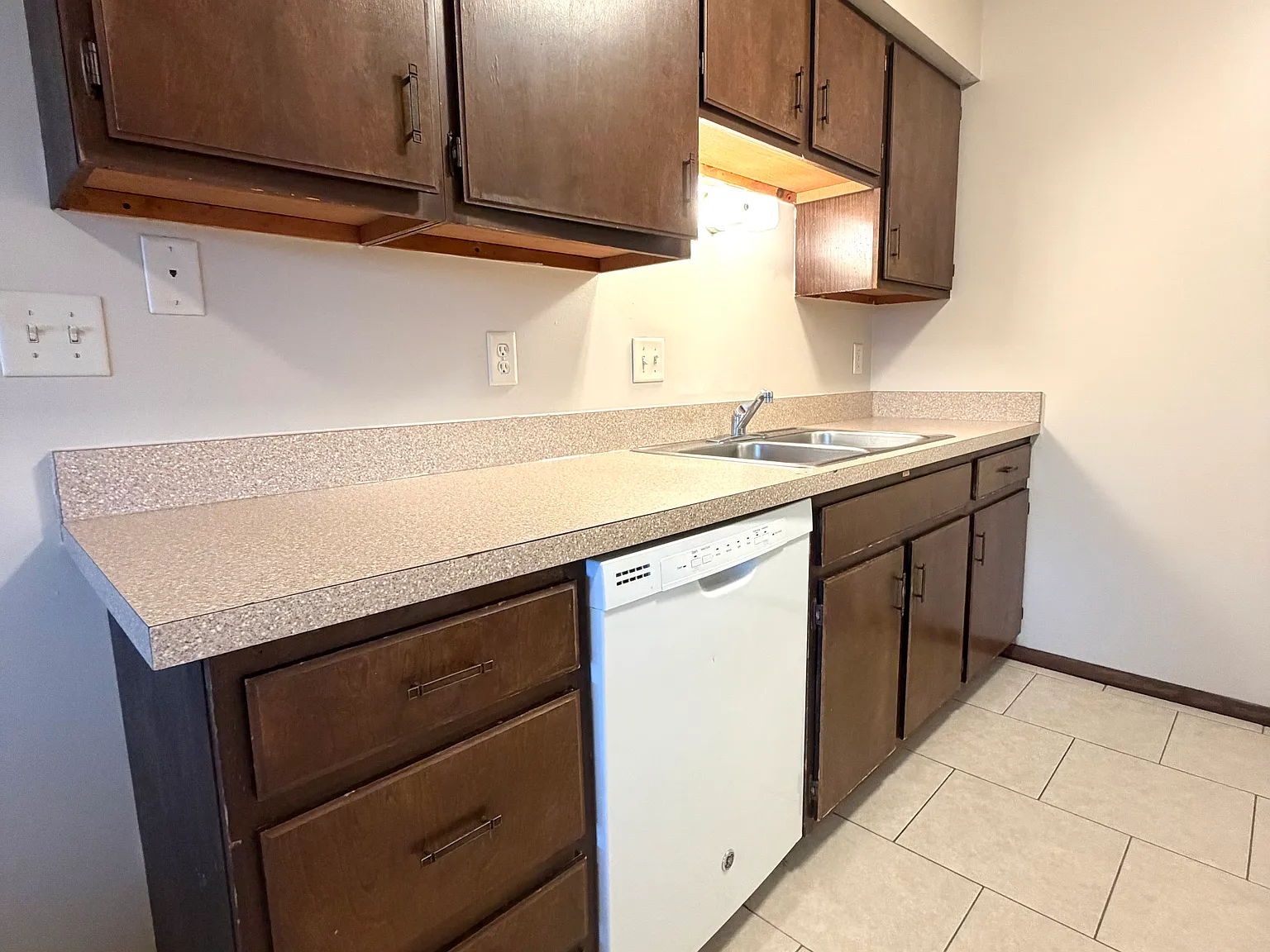 2 bed, 857 sqft, $1,075 — Photo 2
