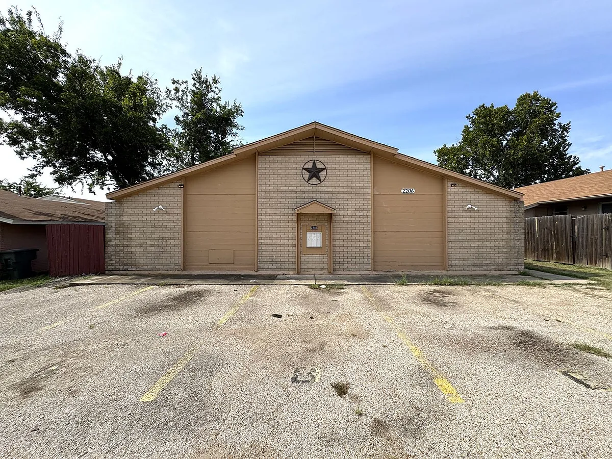 Building Photo - 2206 Silverway Dr