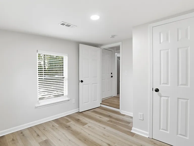 1009 W 52nd St — Photo 26