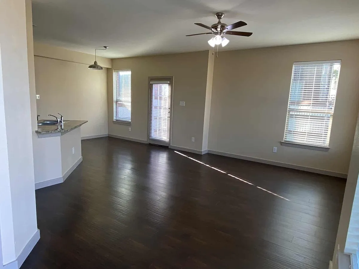 Building Photo - 3601 Valley Vista Dr