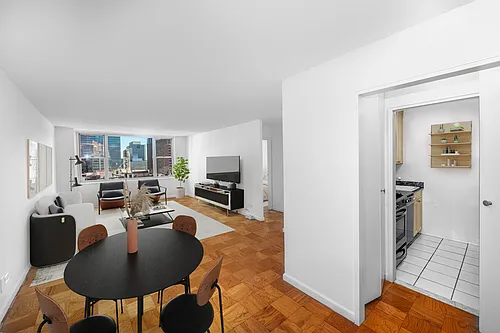 166 E 34th St #1005 Photo 1