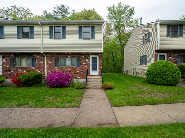 35 Brookside Vlg, Enfield, CT 06082