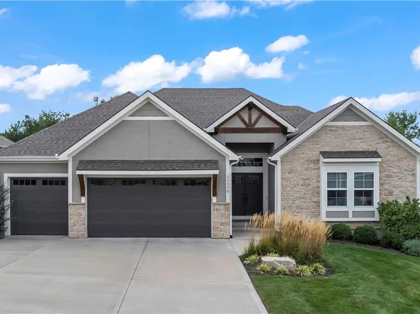 11570 S Montclaire Dr, Olathe, KS 66061