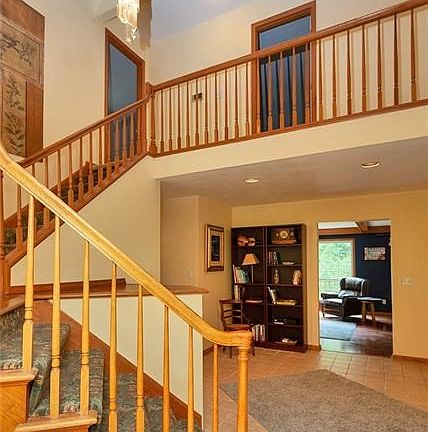 Open foyer with ceramic tile flooring and vaulted ceilings.