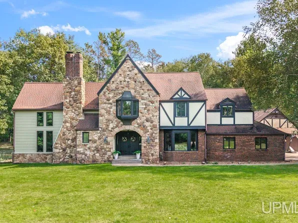 1307 S Hemlock St, Iron Mountain, MI 49801