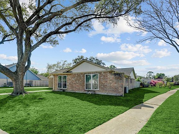 3rd image of 1135 Trowbridge Dr
