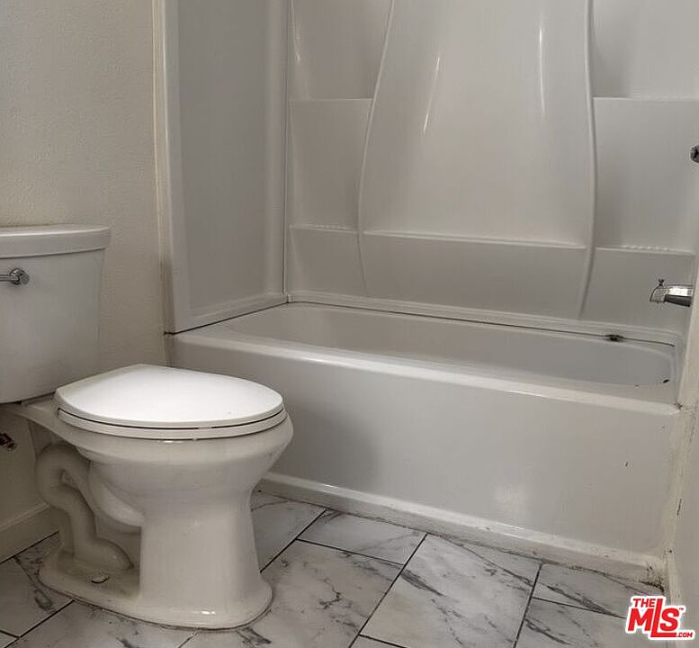 1st image of 822 E 84th Pl