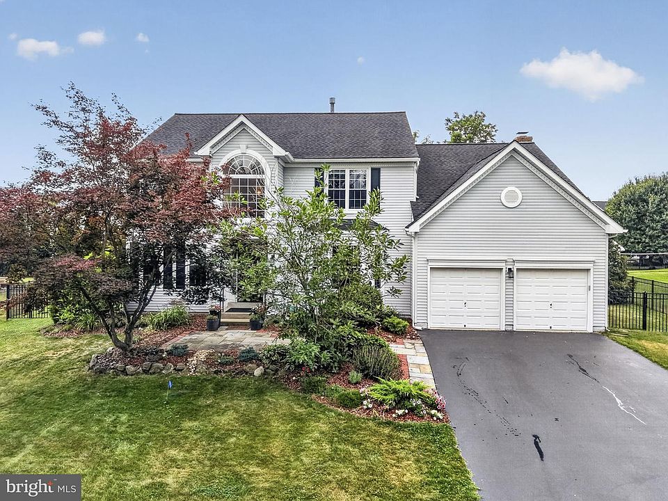 1st image of 14 Stonehedge Dr