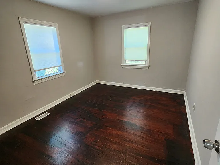 122 Moffatt Ave — Photo 1