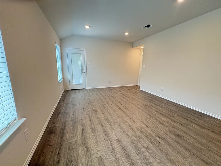 3330 Catamount Dr — Photo 2