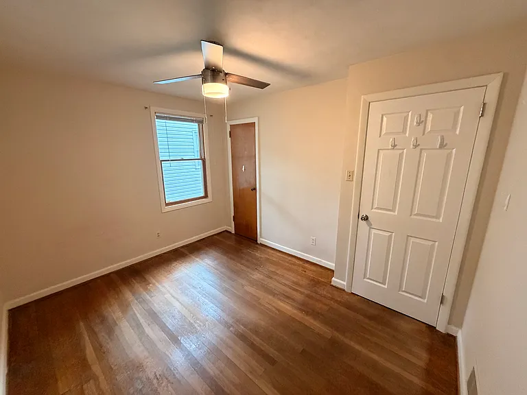 1533 Longwood Dr — Photo 2