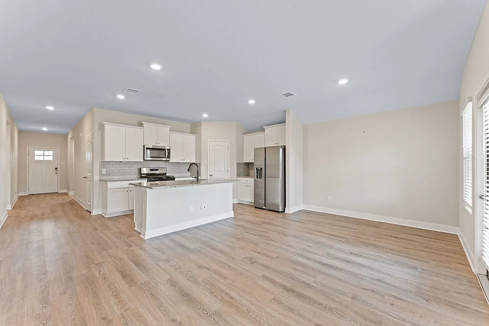Spacious 4-Bed Home with Fenced Yard and Island Kitchen in Seguin 1428 Redwood Crk — Photo 4