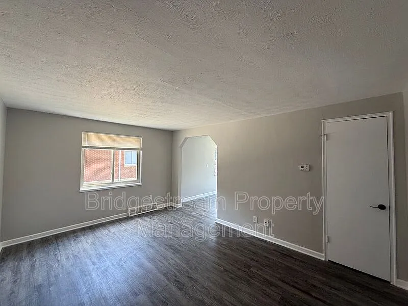 2 bed, 1.0 bath, $1,095 — Photo 2