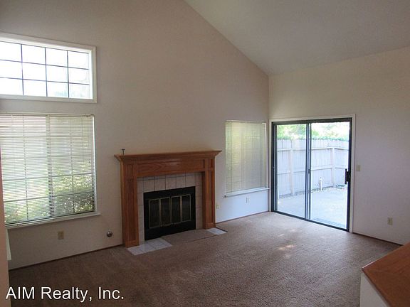 4th image of 501 Bedford Ct