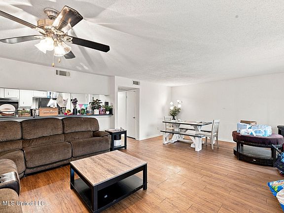 4th image of 3220 Cumberland Rd #102