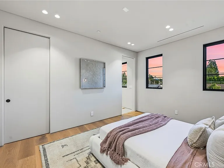 4900 Valjean — Photo 38