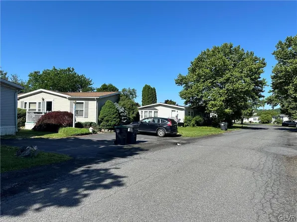 228 Greenbriar Dr E, Bath, PA 18014