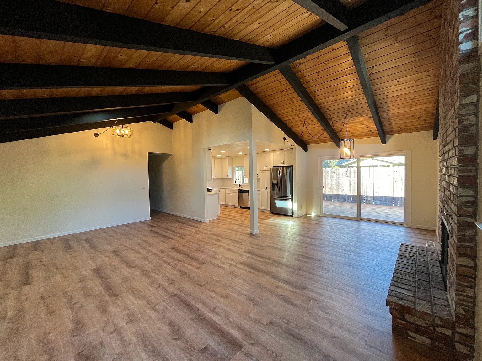 3 bed, 1404 sqft, $5,300 — Photo 2