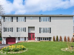 1S148 Buttercup Ln, Oakbrook Terrace, IL