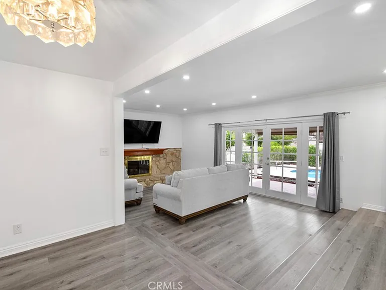 11027 Reseda Blvd — Photo 11