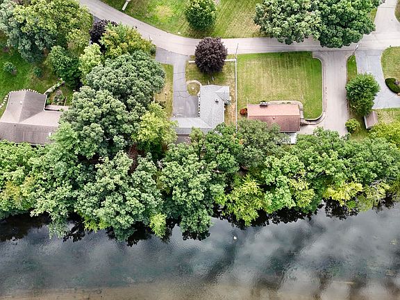 3rd image of 610 N Forest Dr