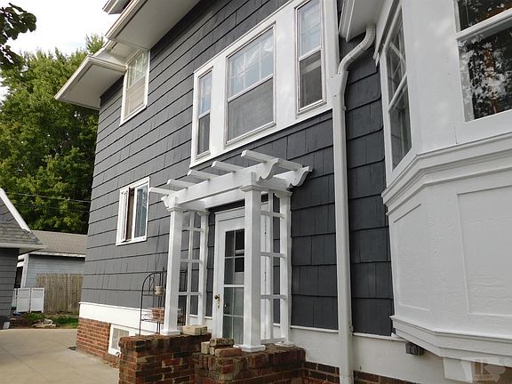 4th image of 813 1st Ave E