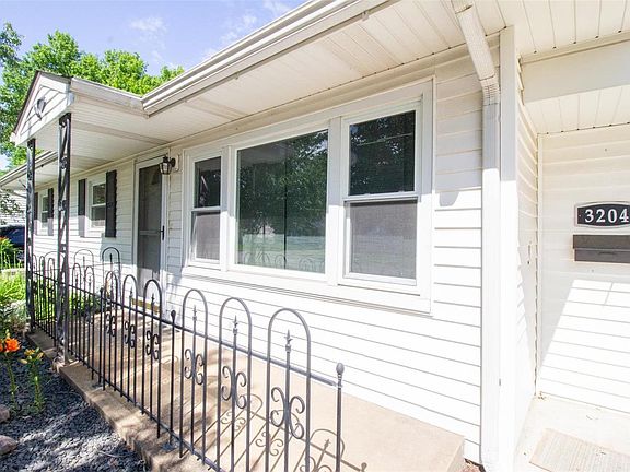 4th image of 3204 Aubrey Ave