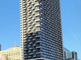 235 W Van Buren St