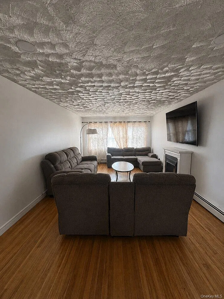 3 bed, 1.5 bath, $3,250 — Photo 1